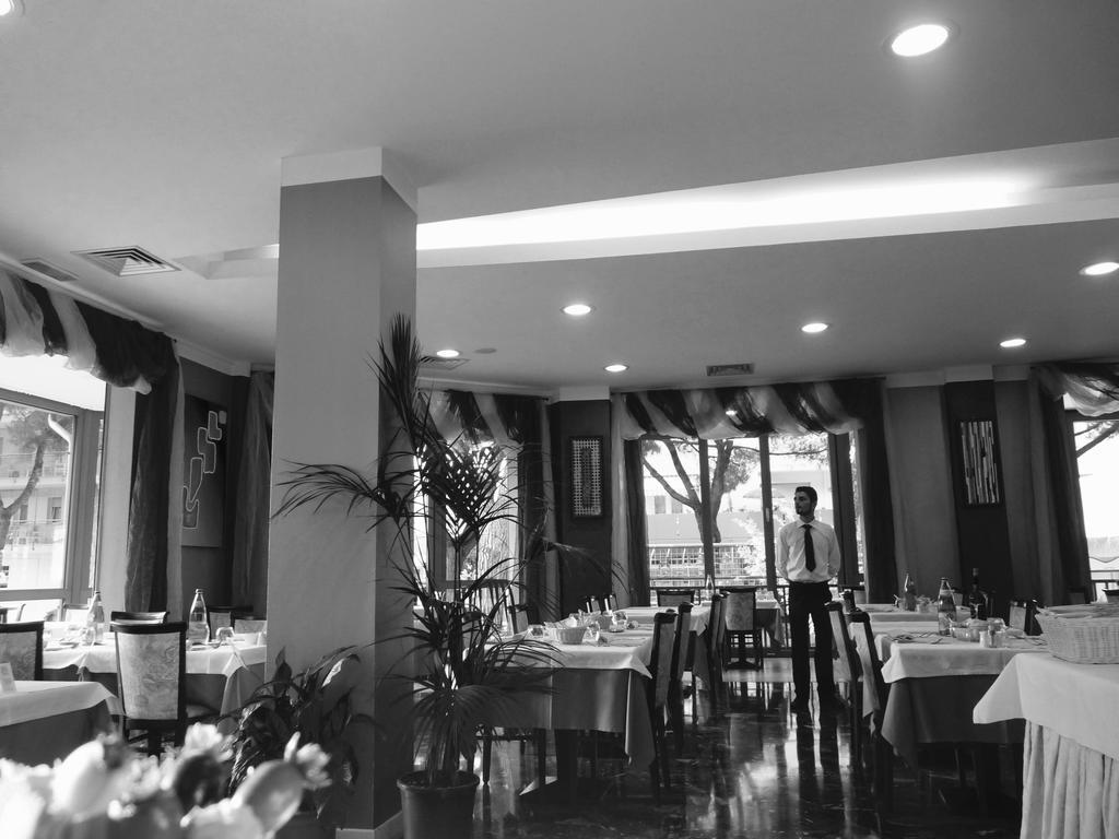 Hotel Gambrinus Lido di Jesolo Bagian luar foto