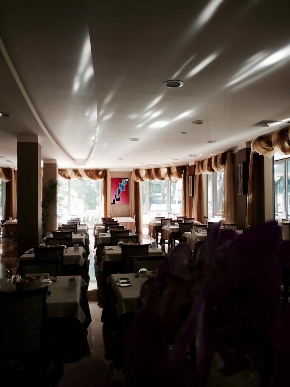 Hotel Gambrinus Lido di Jesolo Bagian luar foto